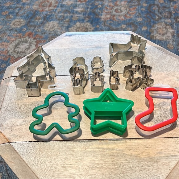 Cookie cutters vintage metal & new plastic. Christmas trees, Santa, Angels, etc - Picture 4 of 4